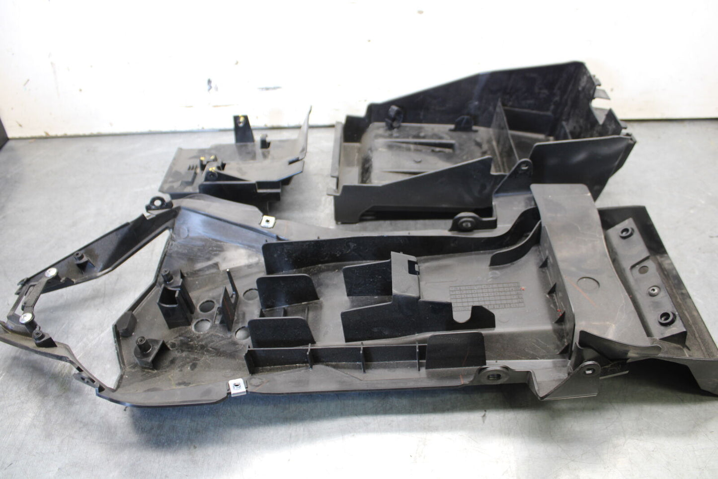 18-23 KAWASAKI NINJA 400 REAR BACK TAIL UNDERTAIL BATTERY TRAY PLASTIC BB660