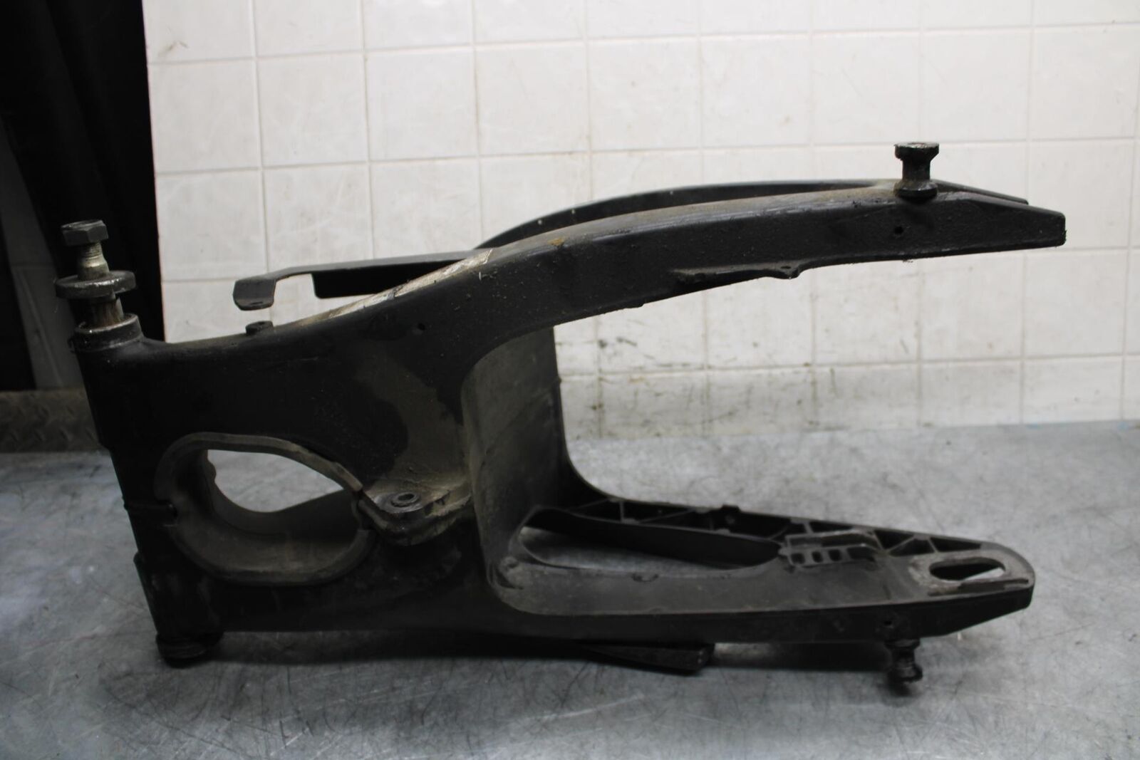 2003 Yamaha YZF R6 REAR SWINGARM BACK SUSPENSION SWING ARM 5SL-22110-01-00 BB539