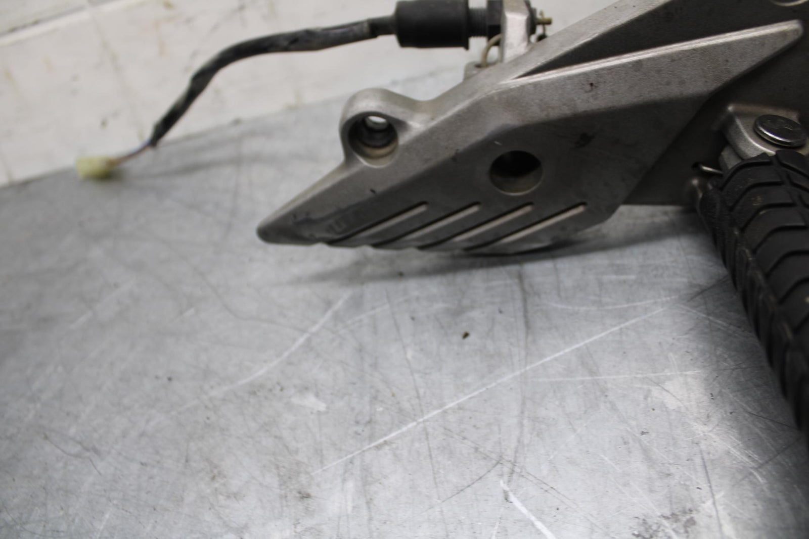 07-08 KAWASAKI CONCOURS 1400  RIGHT REARSET REAR SET DRIVER FOOT PEG REST BB449