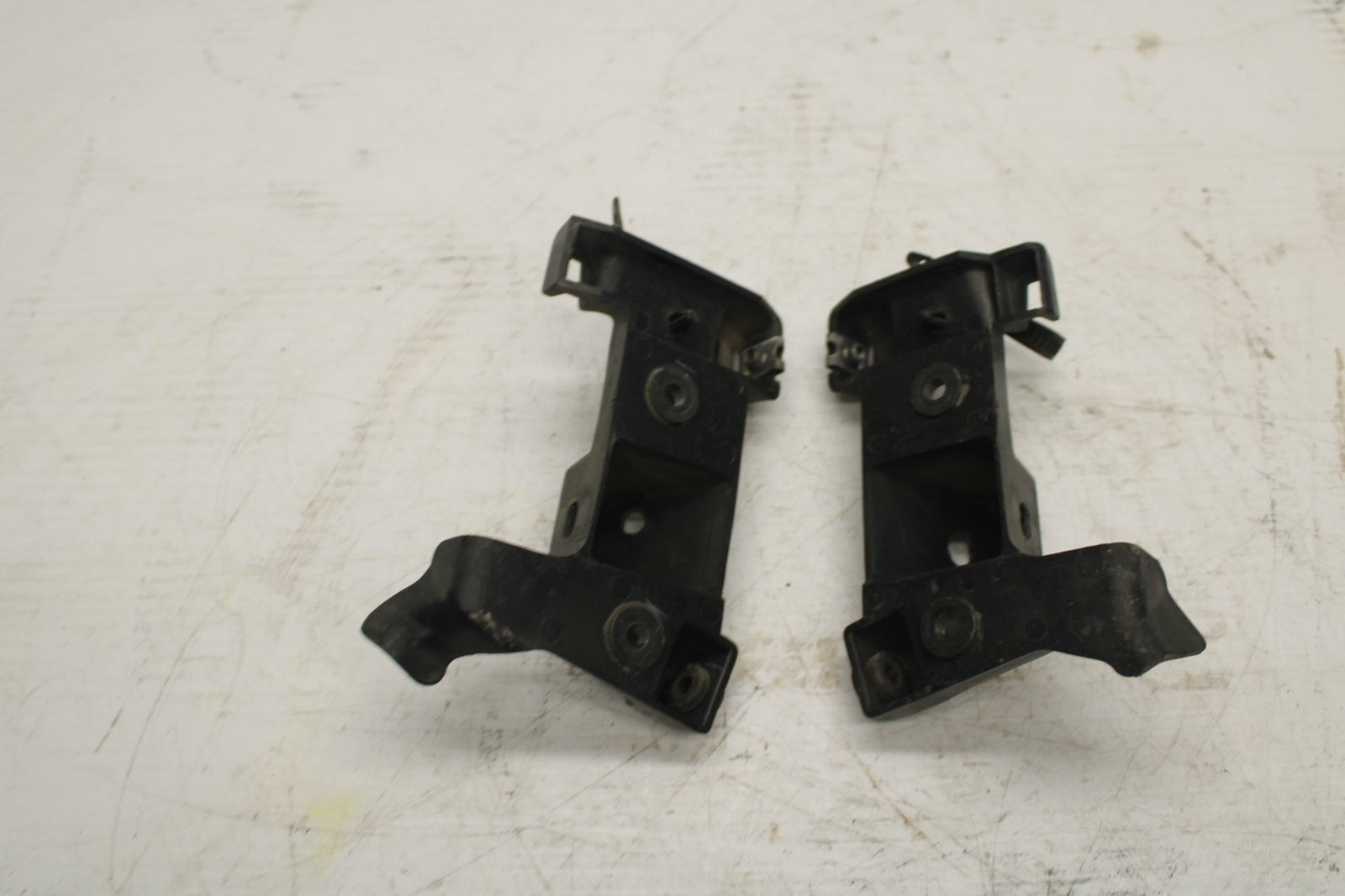 07 YAMAHA YZF R6 2c0 LEFT MID UPPER SIDE FAIRING BRACKET BB284