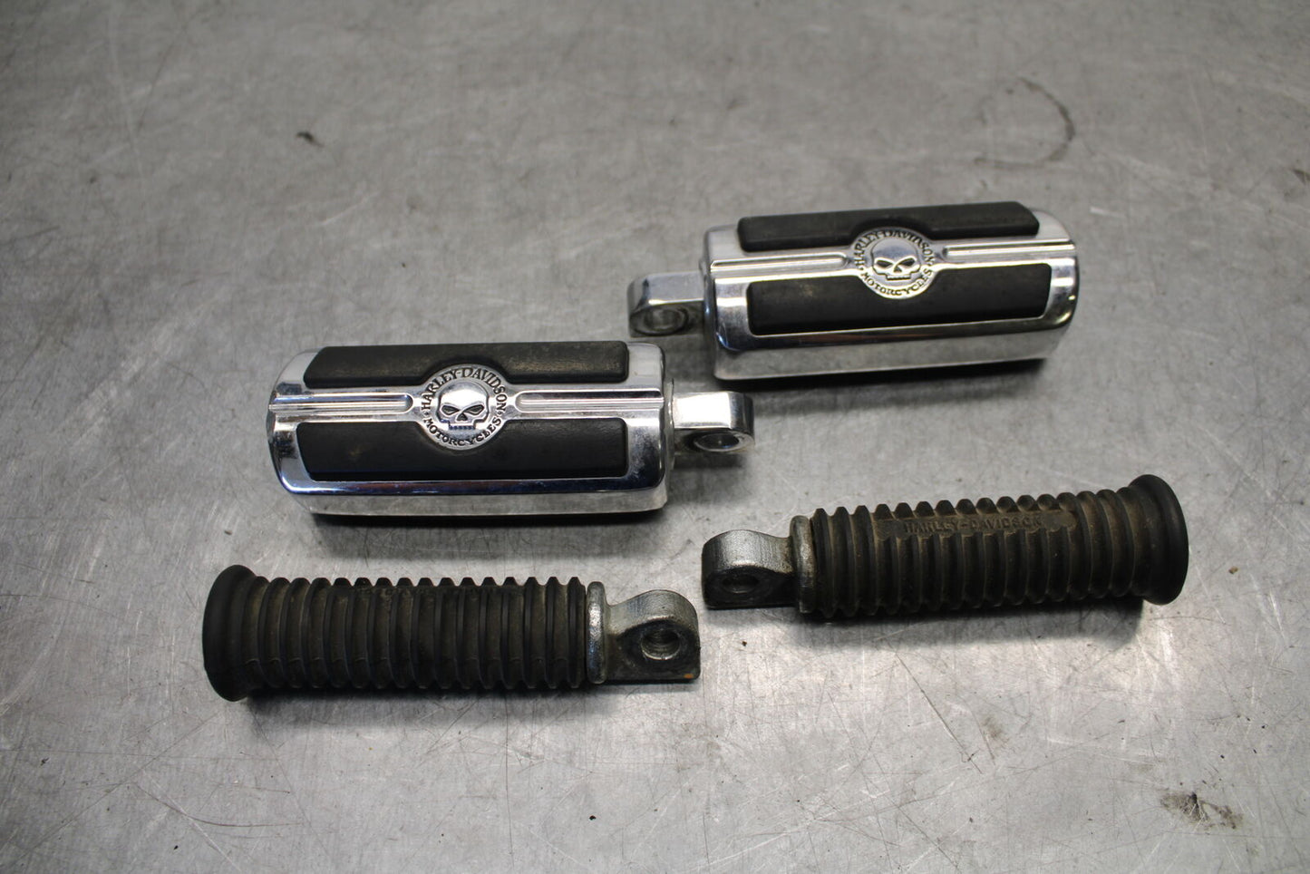 04-16 HARLEY-DAVIDSON SPORTSTER 883 FRONT REAR FOOT RESTS PEGS SET PAIR BB680