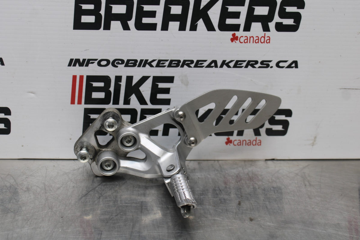 08-10 SUZUKI GSXR 600 LEFT REARSET REAR SET DRIVER FOOT PEG REST STOP BB765