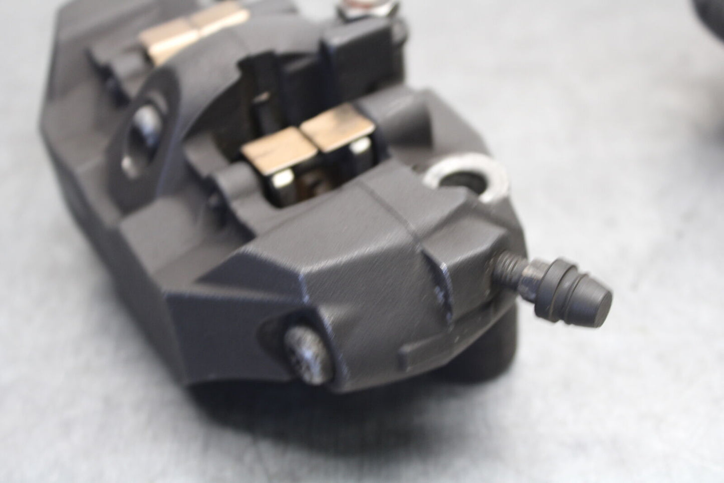 05-06 SUZUKI GSXR1000 RIGHT LEFT FRONT BRAKE CALIPER SET PAIR CALIPERS BB677