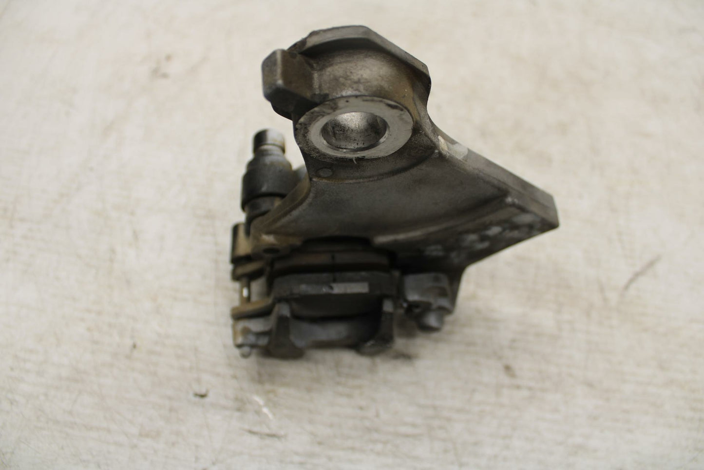 15 YAMAHA FZ09 REAR BACK BRAKE CALIPER W MOUNT BRACKET BB367
