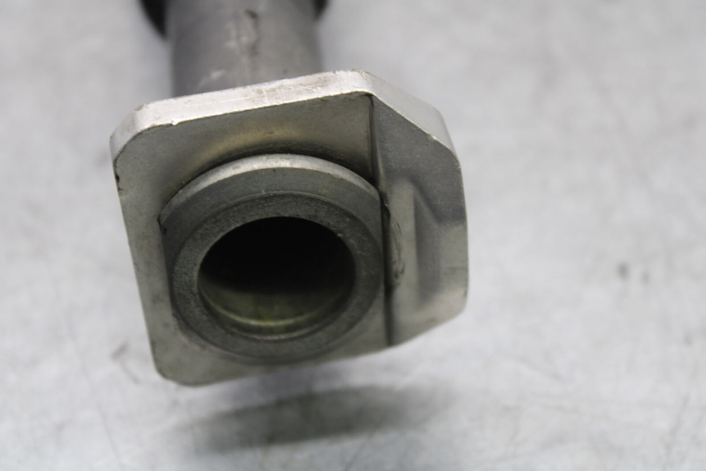 05-06 SUZUKI GSXR1000 REAR AXLE BACK WHEEL RIM PIVOT BOLT AXEL 64711-33E30 BB663