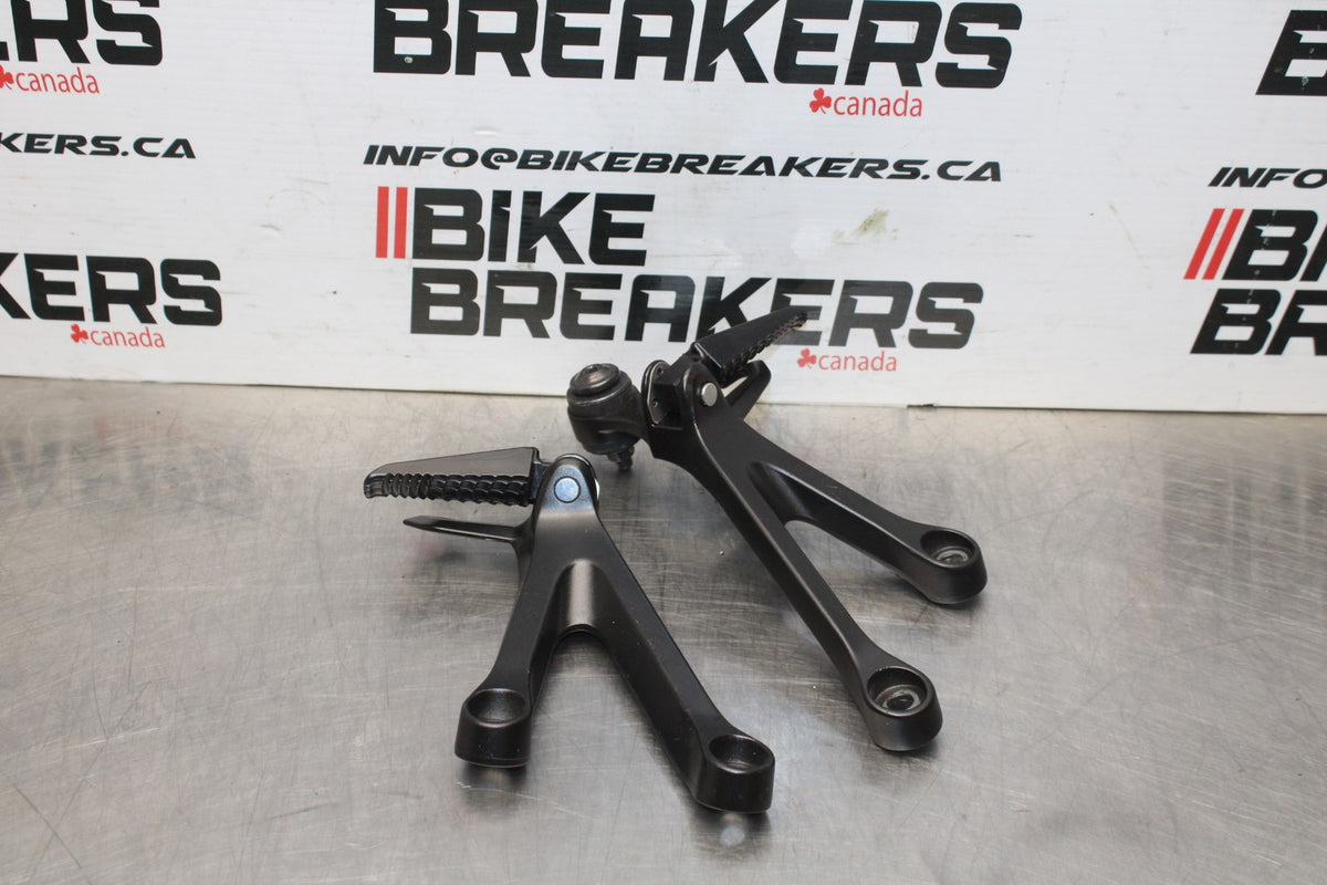 18 SUZUKI GSXR1000 REAR BACK PASSENGER PEG SET PAIR BB642