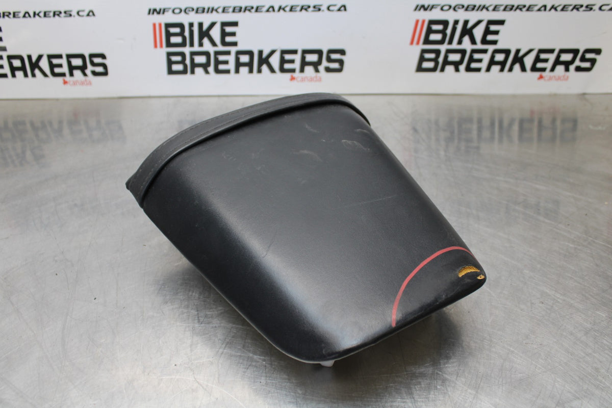 01-06 HONDA CBR600F4I REAR BACK PASSENGER TANDEM SEAT PAD SADDLE PILLION BB185
