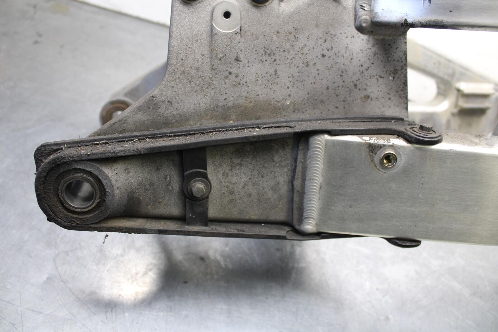 03-04 HONDA CBR600RR REAR SWINGARM BACK SUSPENSION 52200-MEE-700 BB628