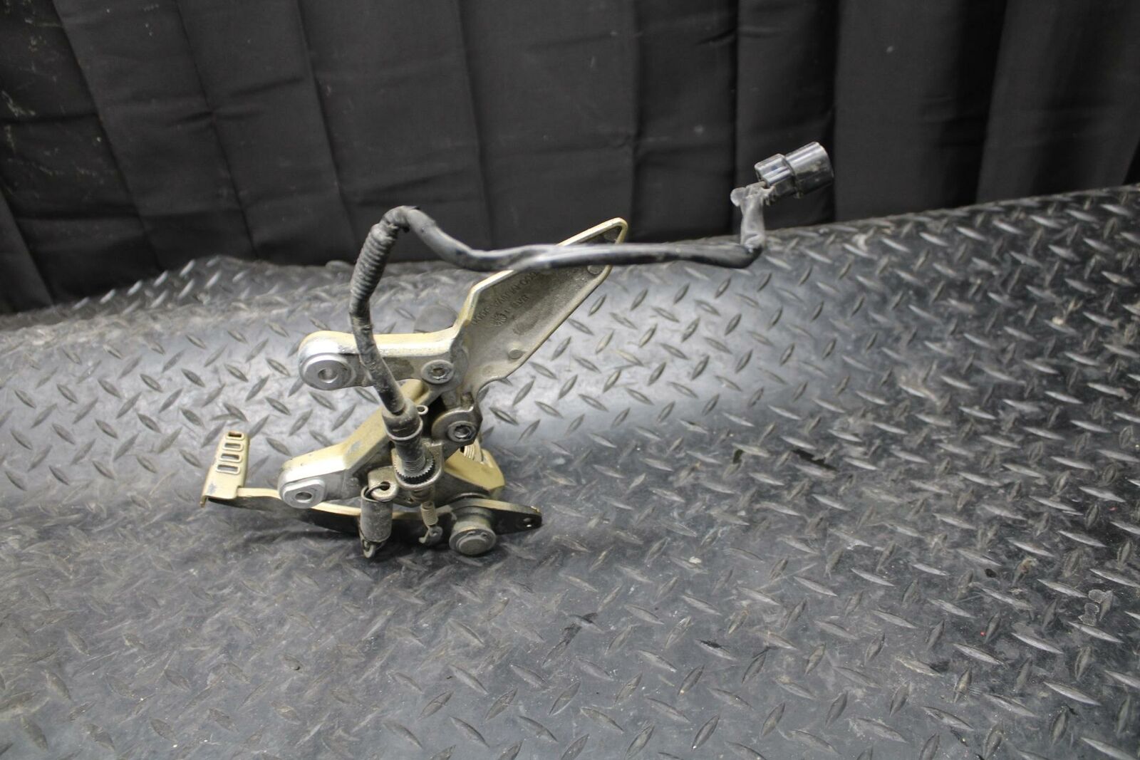 16-18 HONDA CBR500R RIGHT REARSET REAR SET DRIVER FOOT PEG REST STOP BB231