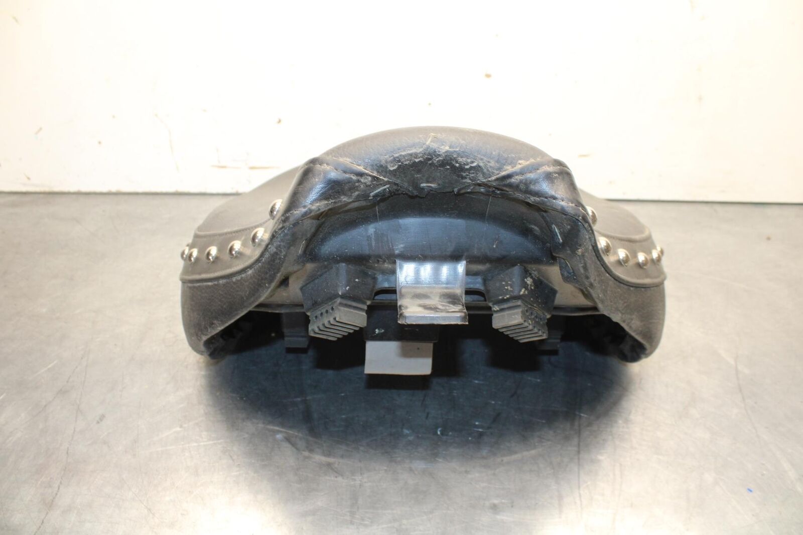2013 Suzuki Boulevard C50T FRONT DRIVERS SEAT 45100-06J00-V4Y BB625