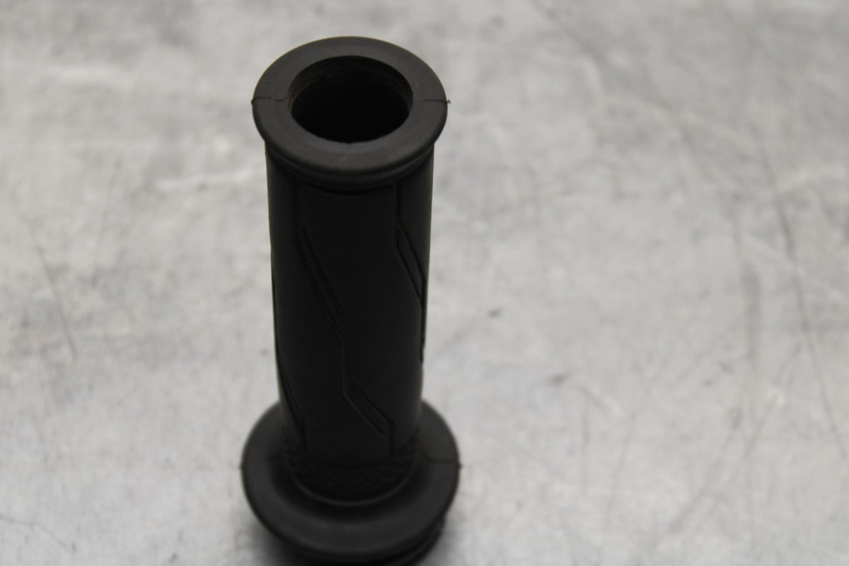 19-21 YAMAHA YZF R3 RIGHT THROTTLE GRIP BB588