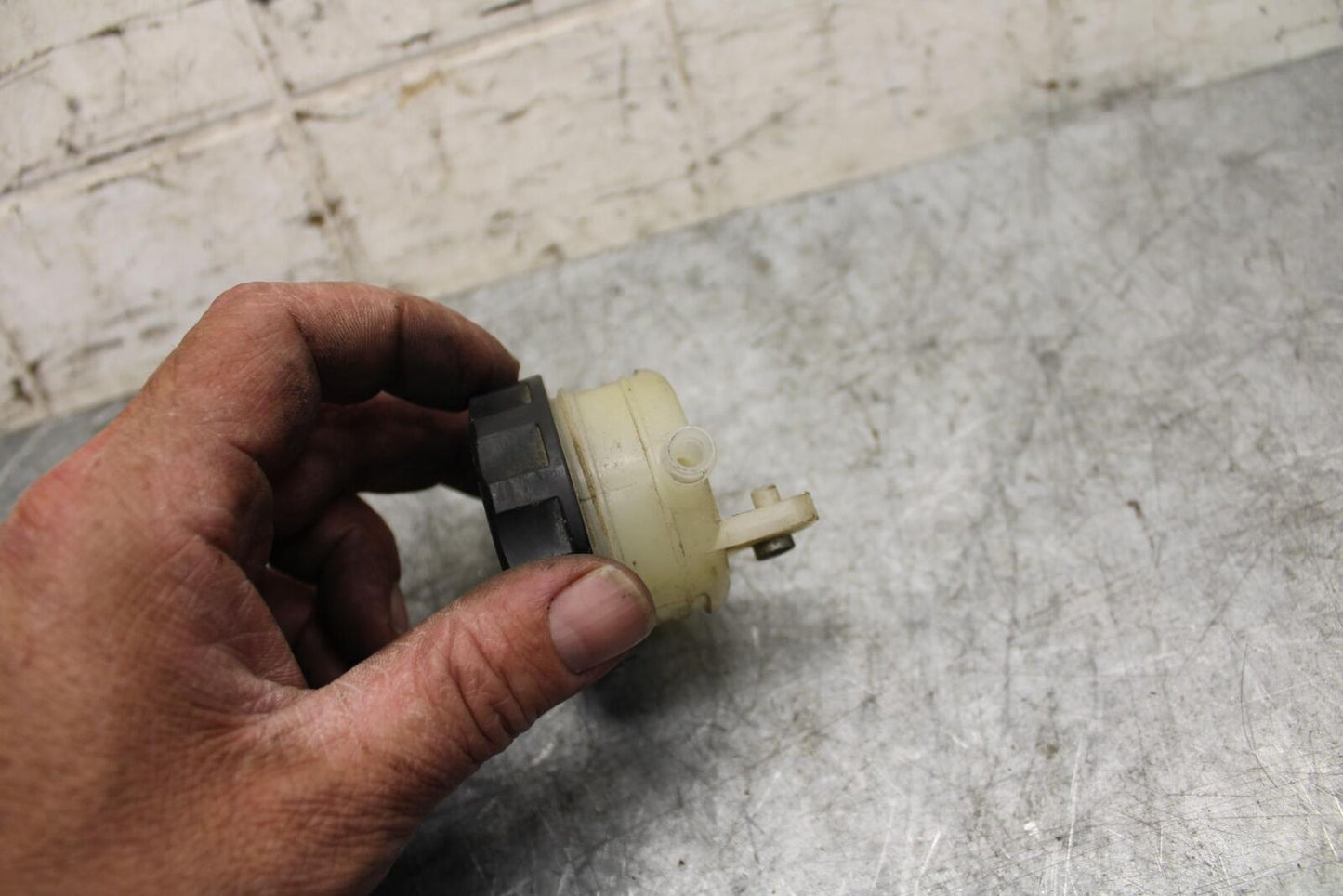 2009 Kawasaki Ninja ZX6R ZX600R REAR BRAKE FLUID RESERVOIR TANK BOTTLE BB538