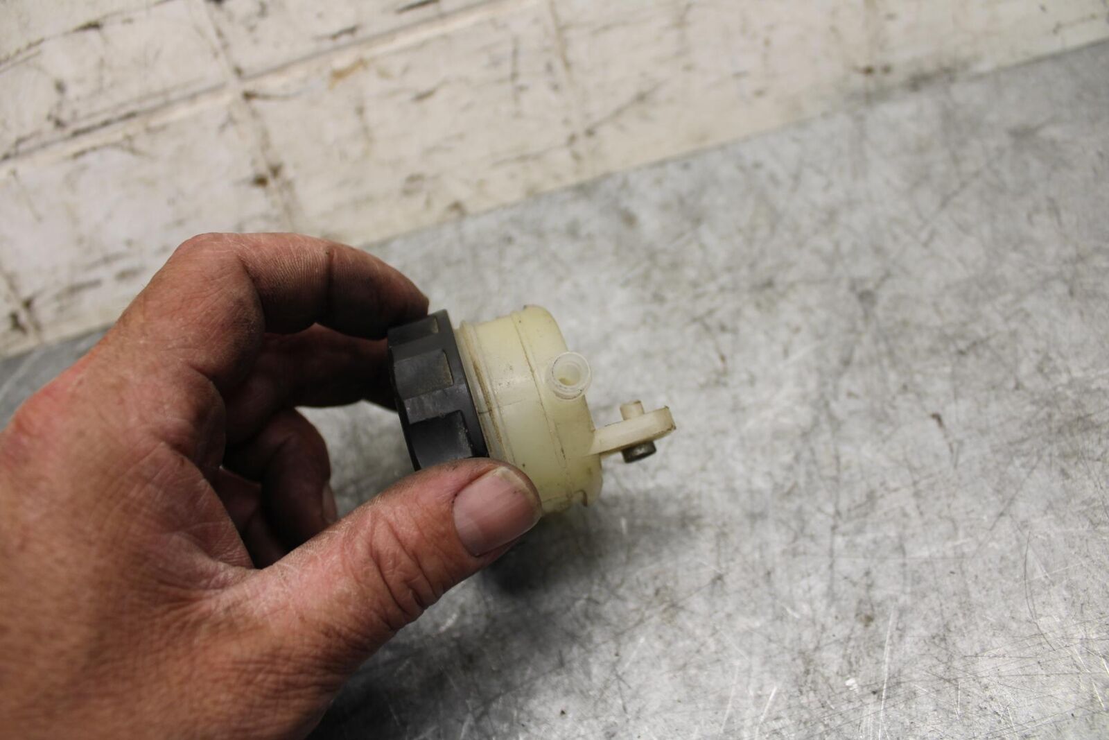 2009 Kawasaki Ninja ZX6R ZX600R REAR BRAKE FLUID RESERVOIR TANK BOTTLE BB538