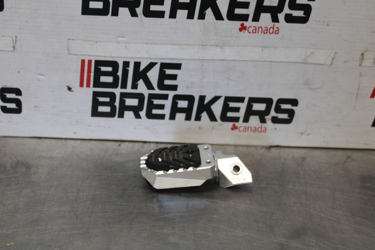 19 BMW F750GS AFTERMARKET RIGHT FRONT FOOT REST PEG STEP BB938