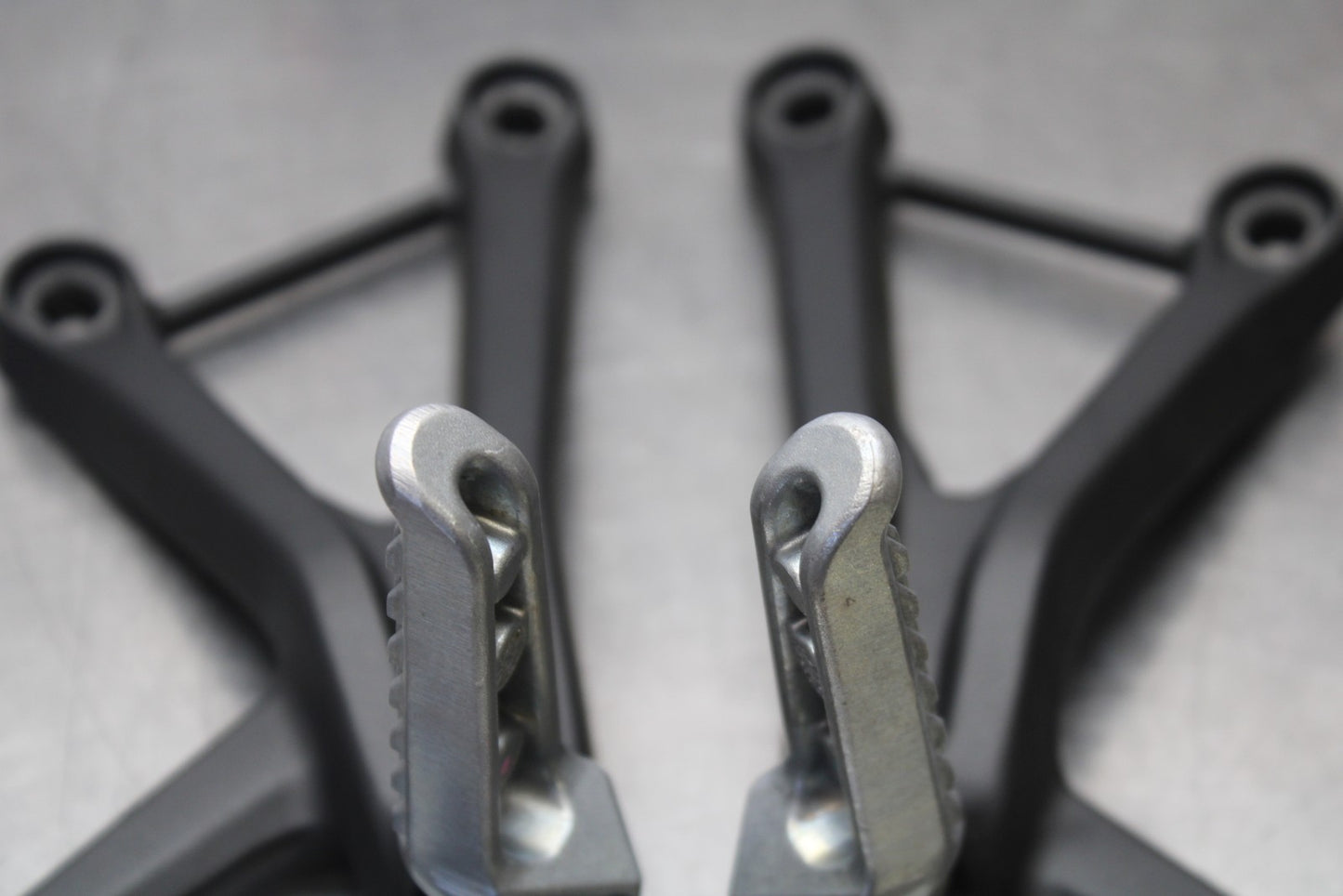 24-25 KAWASAKI NINJA ZX4R REAR BACK PASSENGER PEG SET PAIR BB610