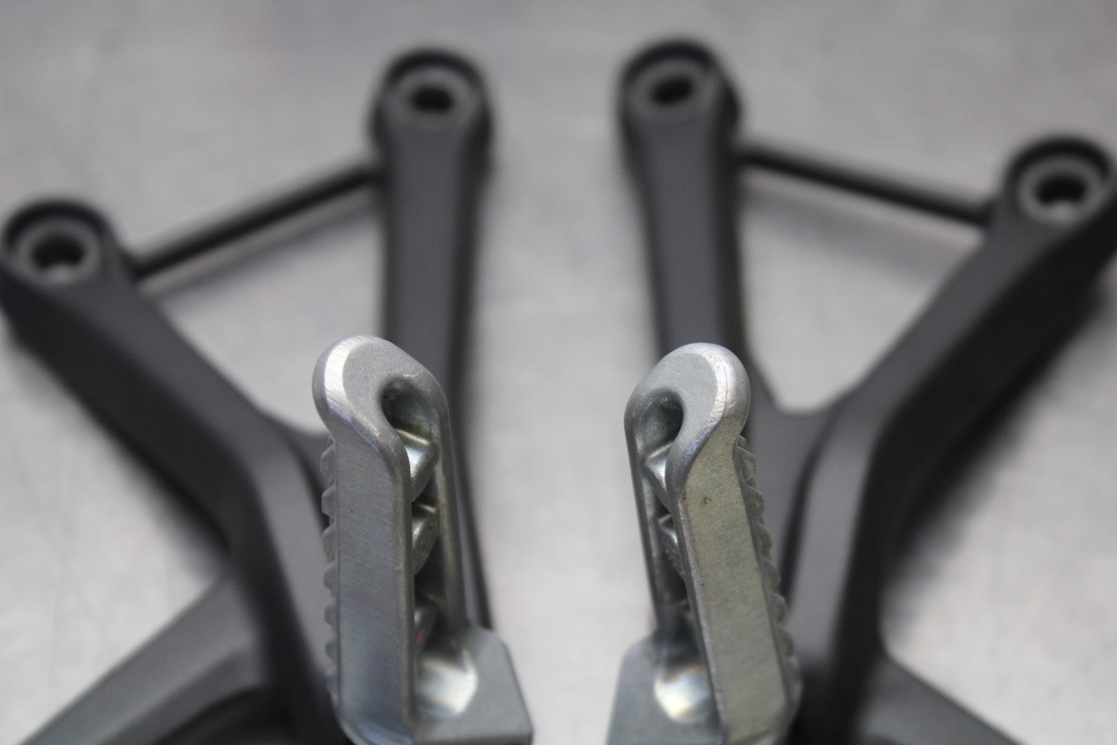 24-25 KAWASAKI NINJA ZX4R REAR BACK PASSENGER PEG SET PAIR BB610