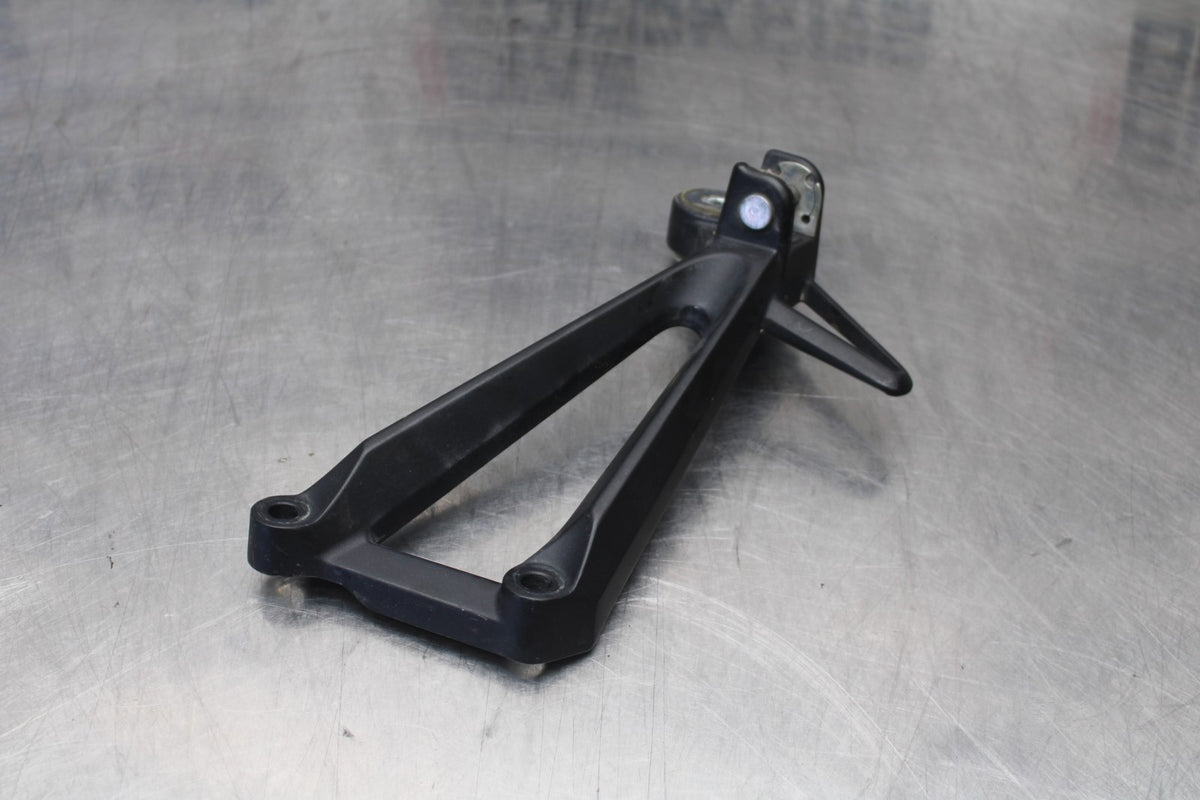 17-18 YAMAHA YZF R3 RIGHT REAR BACK PASSENGER PEG BB788