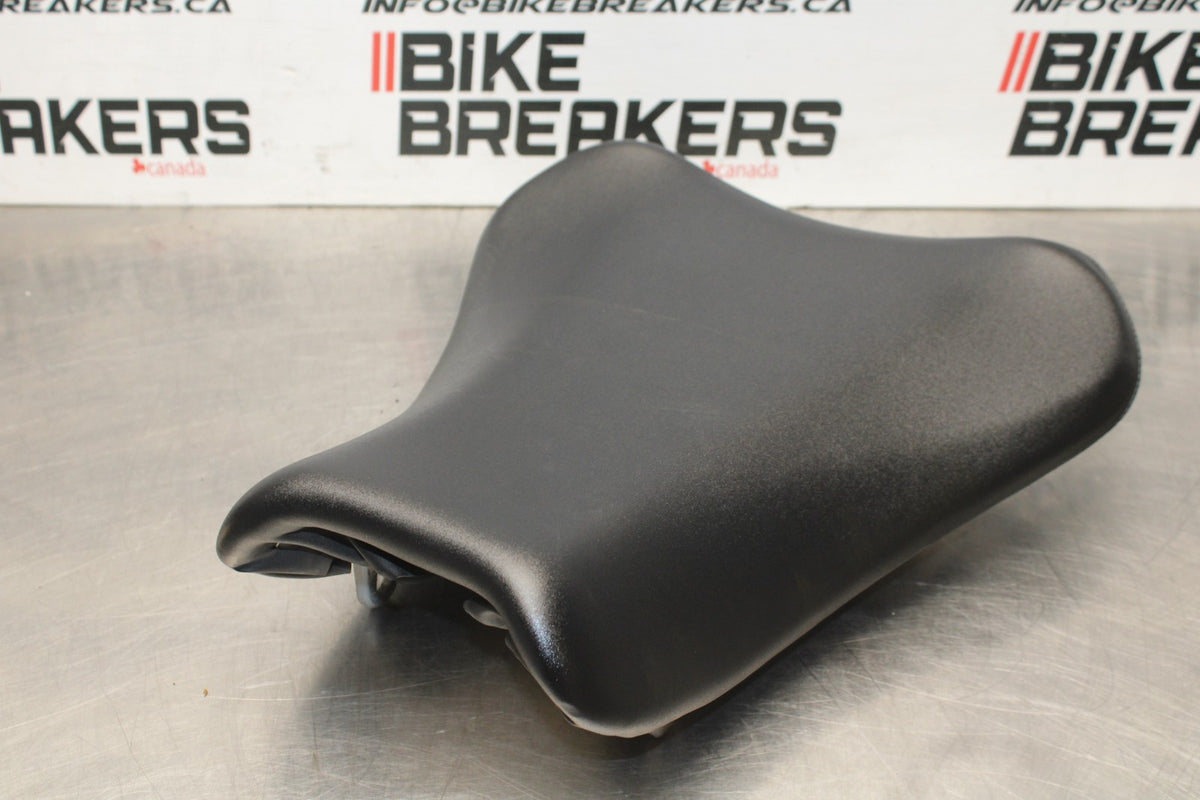 05-06 SUZUKI GSXR1000 FRONT DRIVERS SEAT PAD SADDLE PILLION BB857