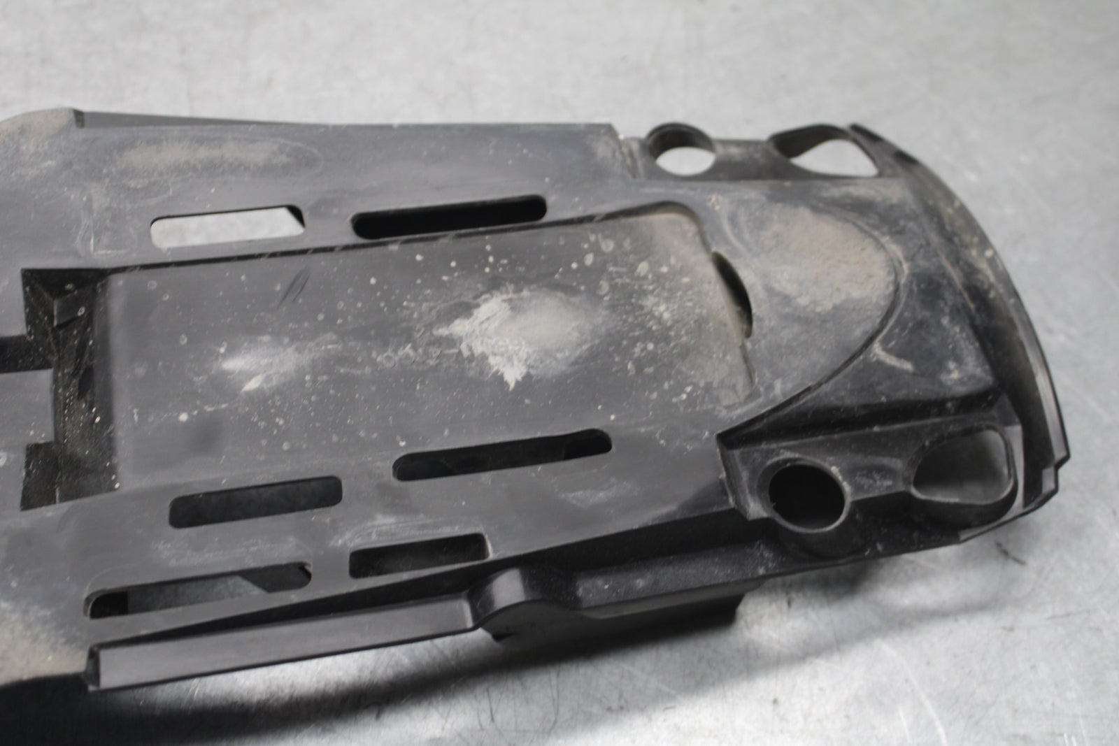 05-06 SUZUKI GSXR1000 REAR BACK TAIL UNDERTAIL BATTERY TRAY 63111-41G01 BB663