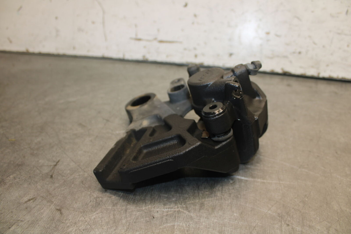 19-23 KAWASAKI NINJA ZX6R REAR BACK BRAKE CALIPER W MOUNT BRACKET BB701