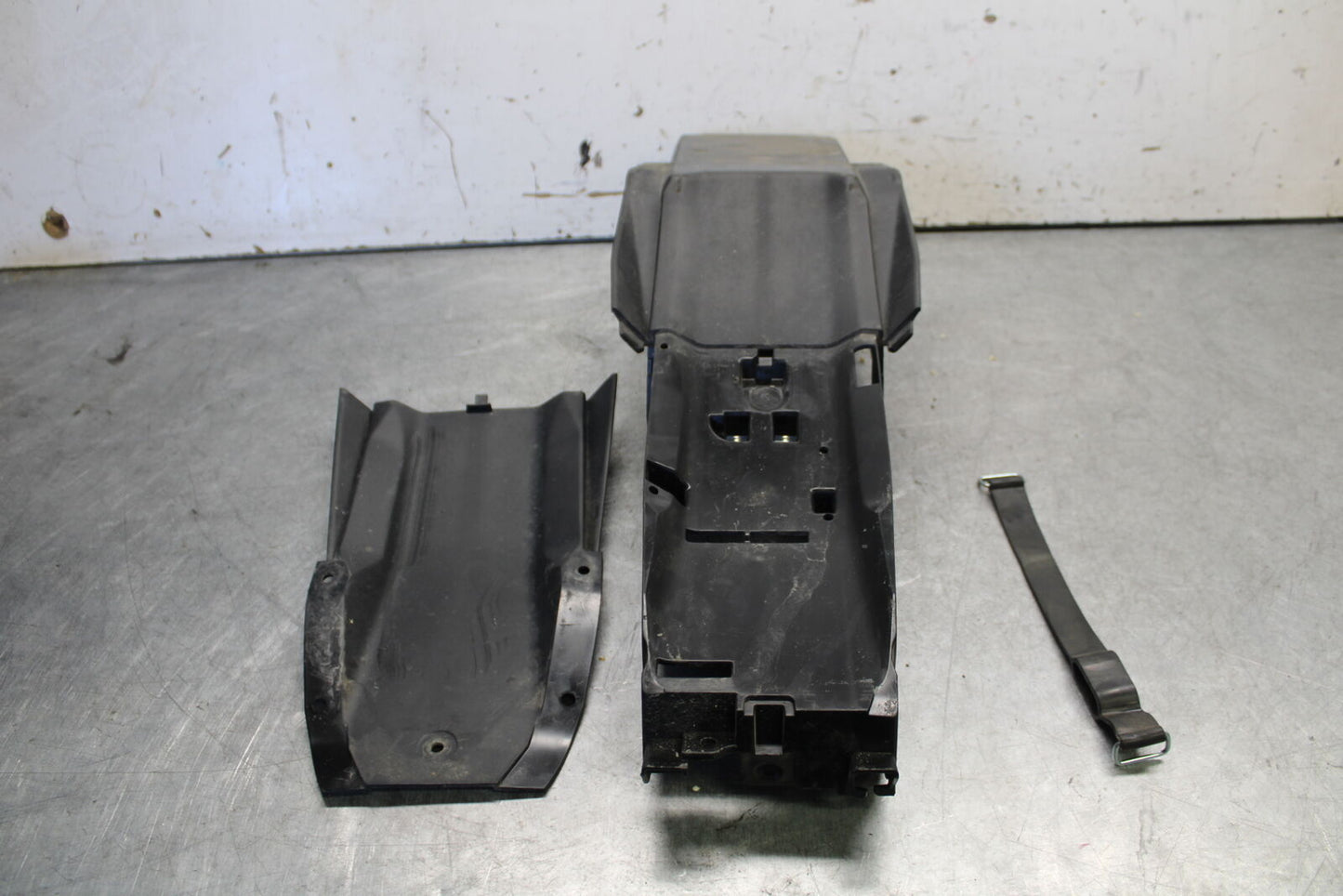 21-24 YAMAHA MT-07 REAR BACK TAIL UNDERTAIL BATTERY TRAY PLASTIC BB662