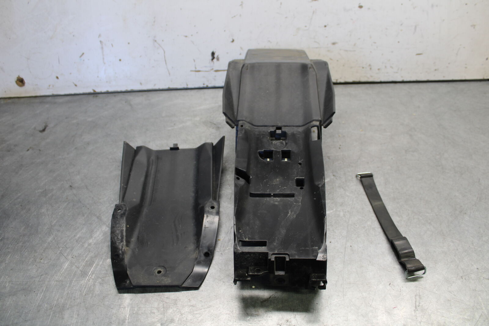 21-24 YAMAHA MT-07 REAR BACK TAIL UNDERTAIL BATTERY TRAY PLASTIC BB662
