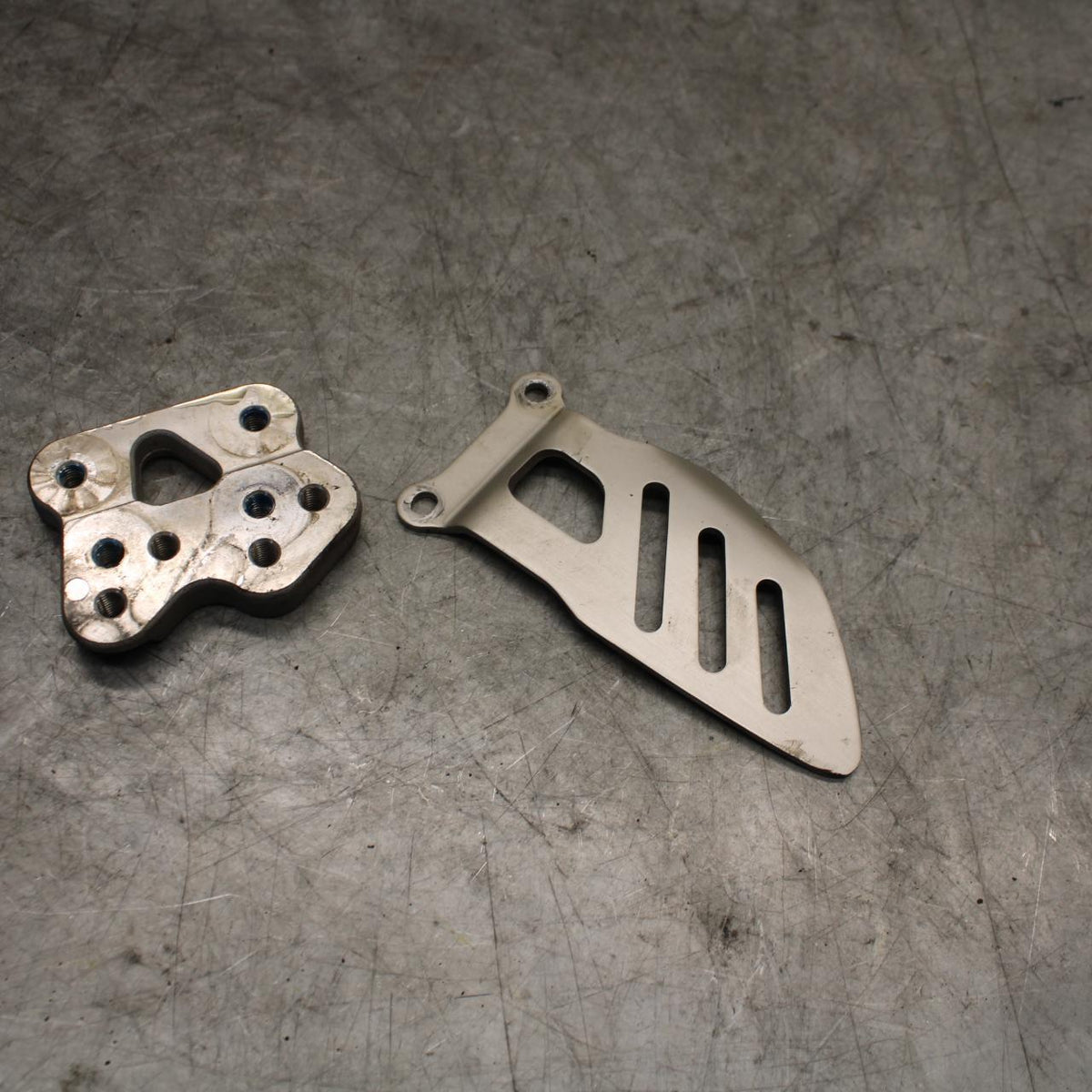 06-07 SUZUKI GSXR750 RIGHT REARSET REAR SET HEEL GUARD MOUNT COVER  BB543