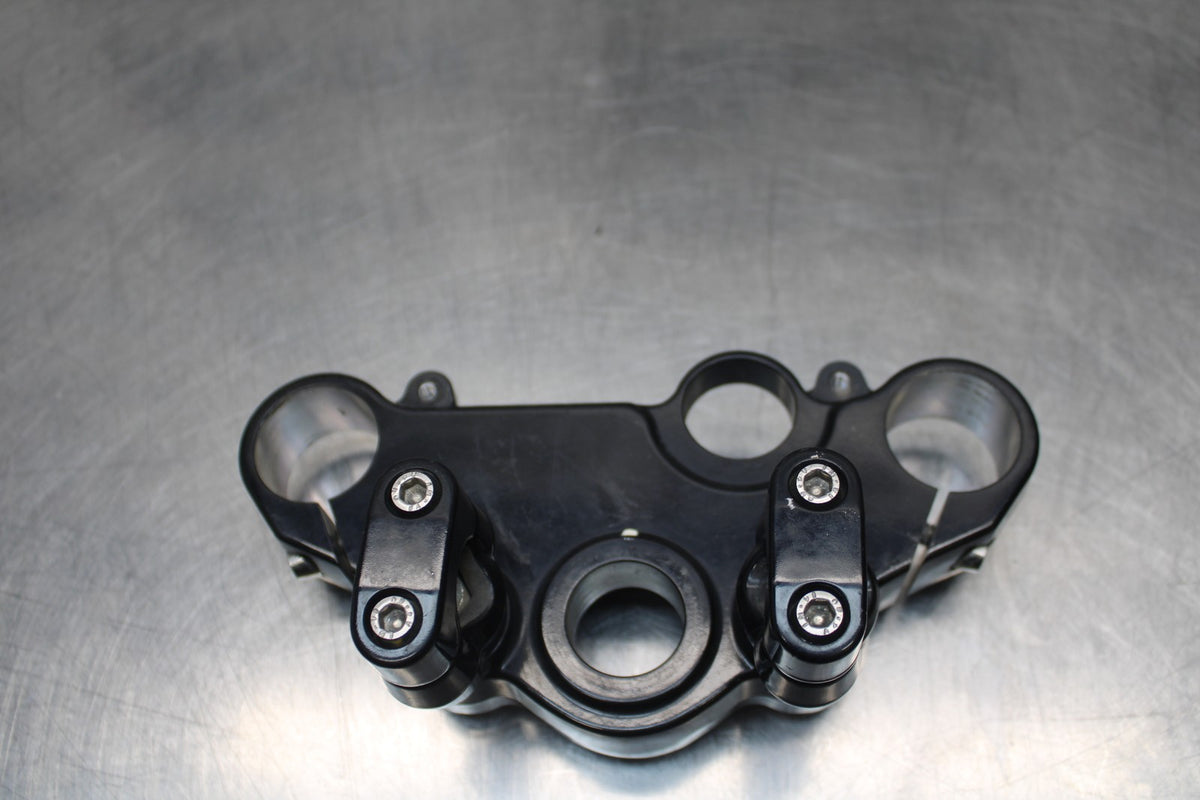 19 MOTO GUZZI V7 III FORKS UPPER TRIPLE TREE CLAMP BB831