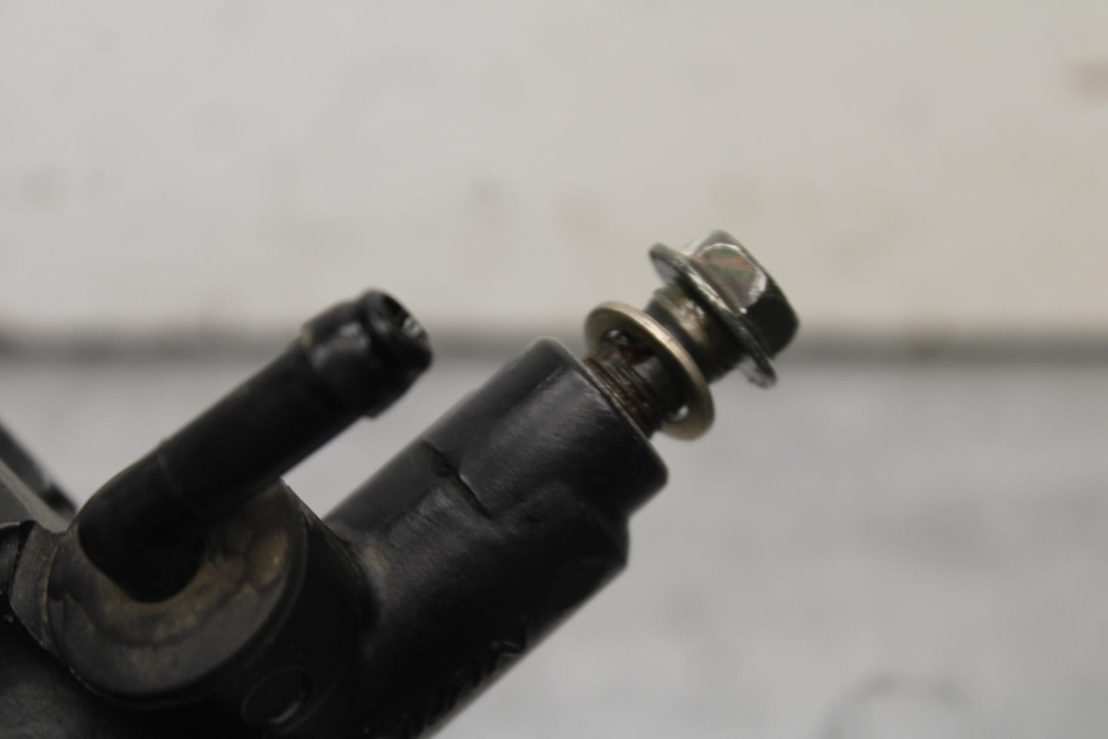 01-03 SUZUKI GSXR600 FRONT BRAKE MASTER CYLINDER w/ LEVER 57300-33E01 BB633