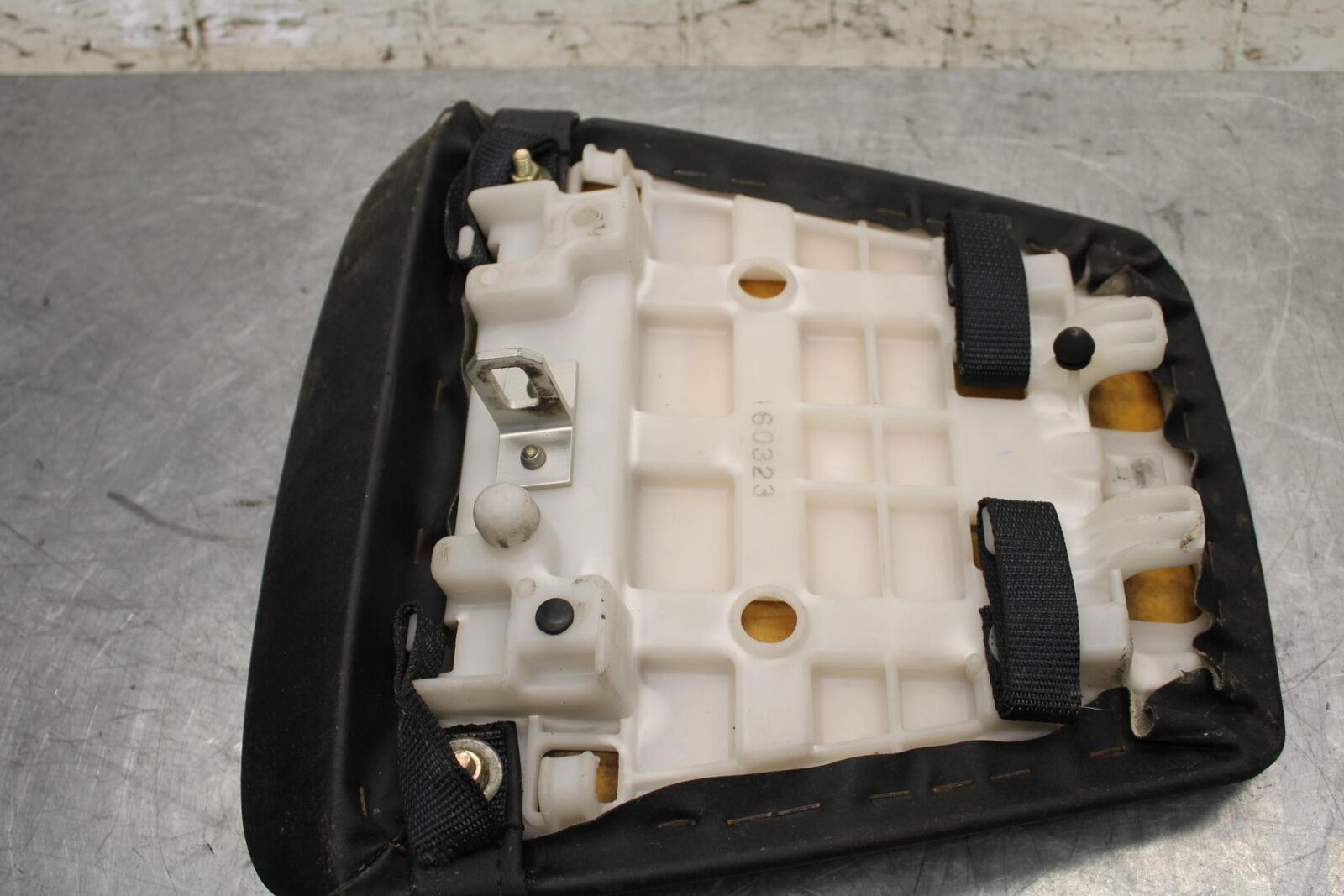 2000 Yamaha YZF R6 REAR BACK PASSENGER TANDEM SEAT PAD SADDLE PILLION BB558