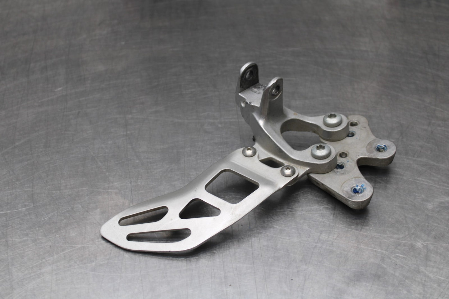 07 SUZUKI GSXR1000 LEFT REARSET REAR SET DRIVER FOOT PEG BRACKET MOUNT BB770