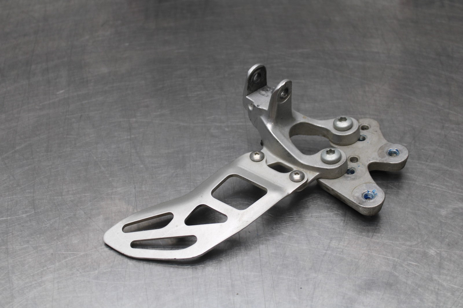 07 SUZUKI GSXR1000 LEFT REARSET REAR SET DRIVER FOOT PEG BRACKET MOUNT BB770