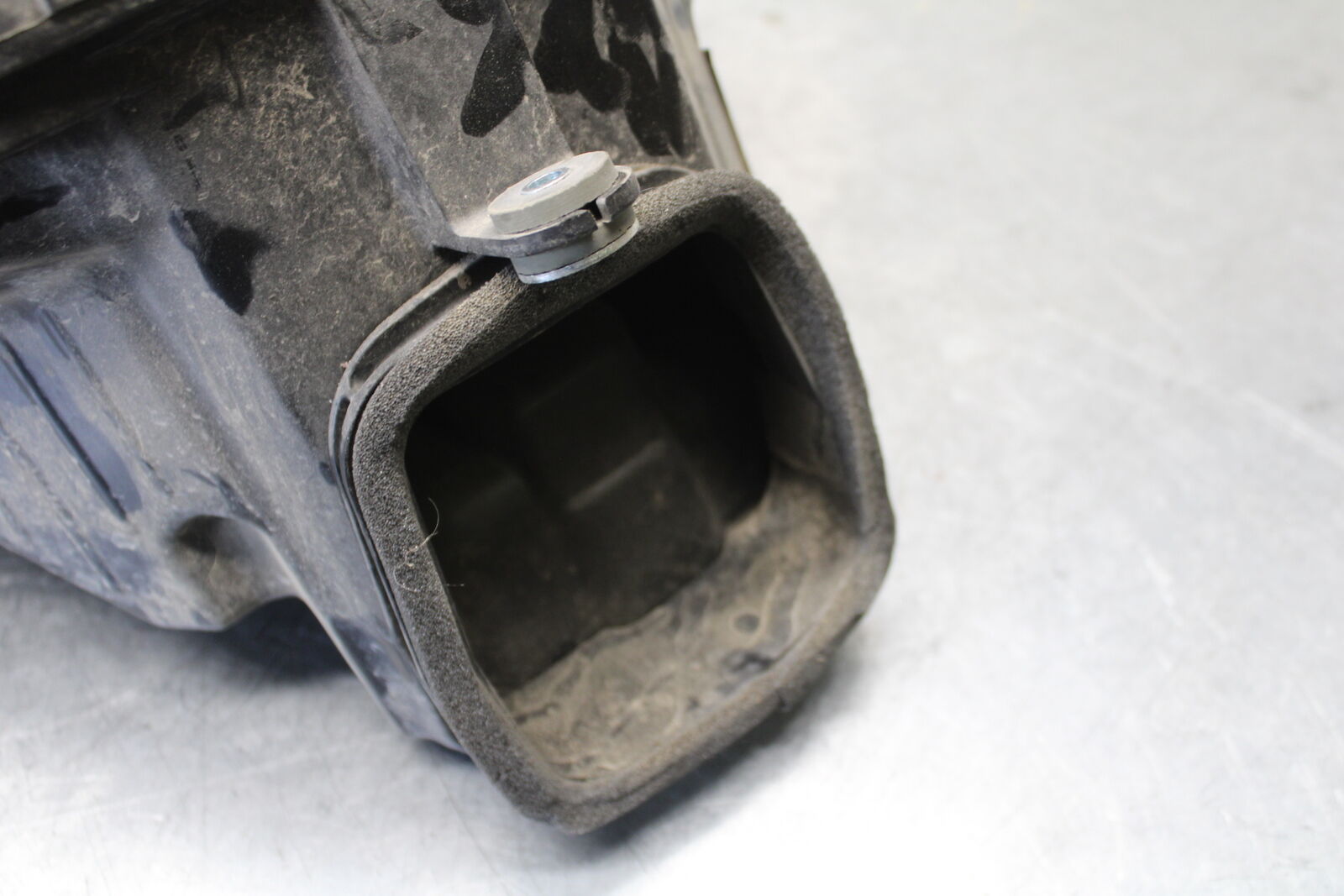 16 KAWASAKI NINJA ZX10R AIRBOX AIR INTAKE FILTER BOX 11010-0844 BB650