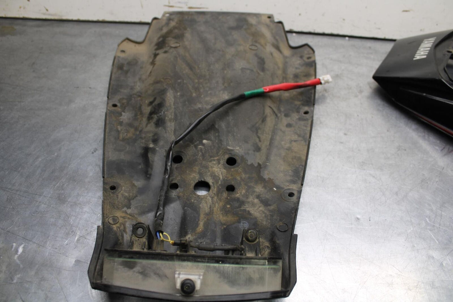 2004 Yamaha YZF R6 REAR BACK TAIL FAIRING COWL SHROUD 5SL-Y2171-80-P4 BB622