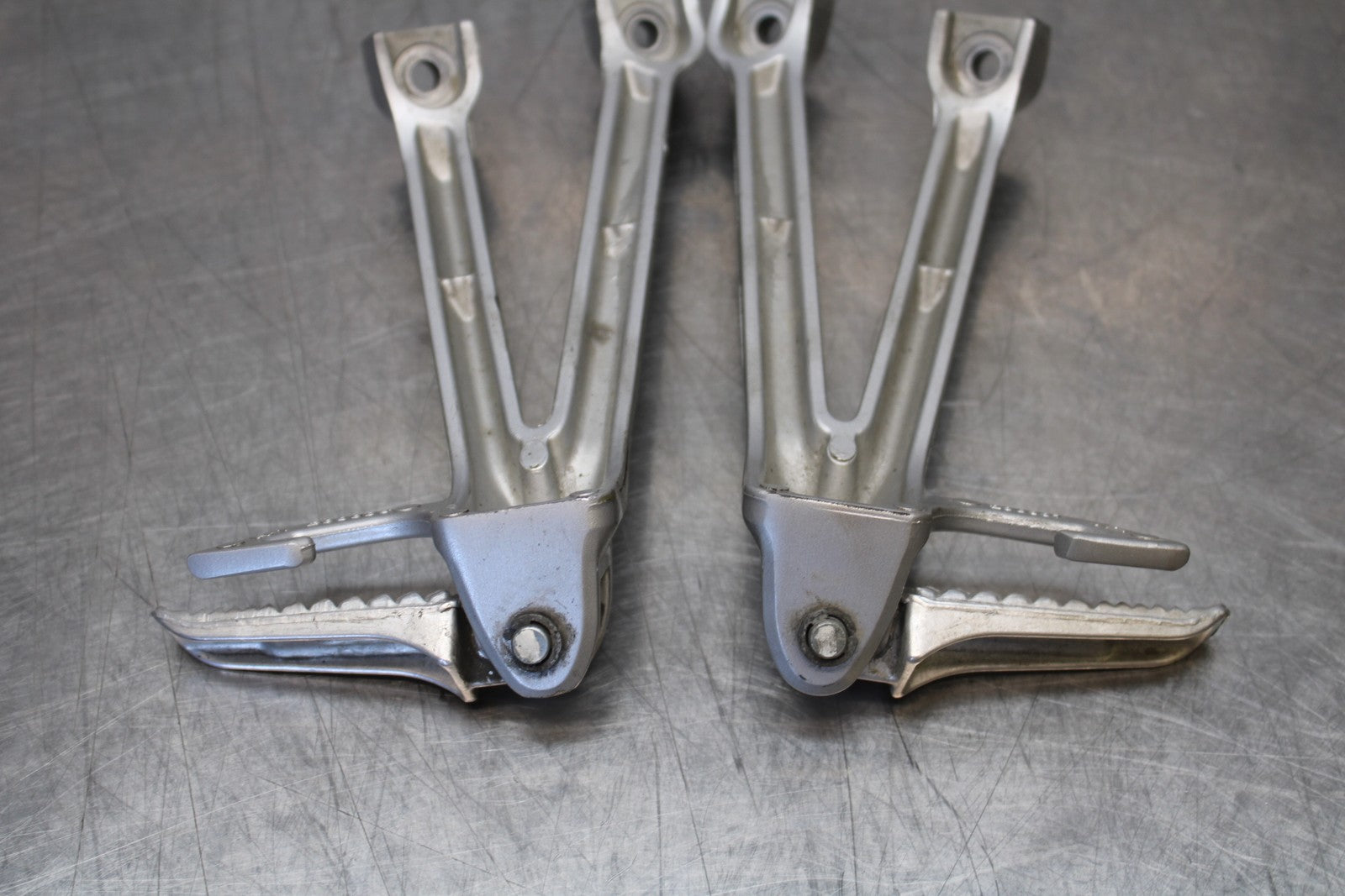 06-07 SUZUKI GSXR 600 REAR BACK PASSENGER PEG SET PAIR BB170