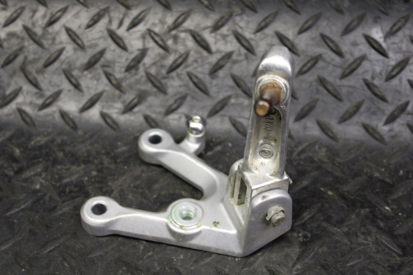 19 YAMAHA YZF R3 LEFT REARSET REAR SET DRIVER FOOT PEG BRACKET MOUNT BB177