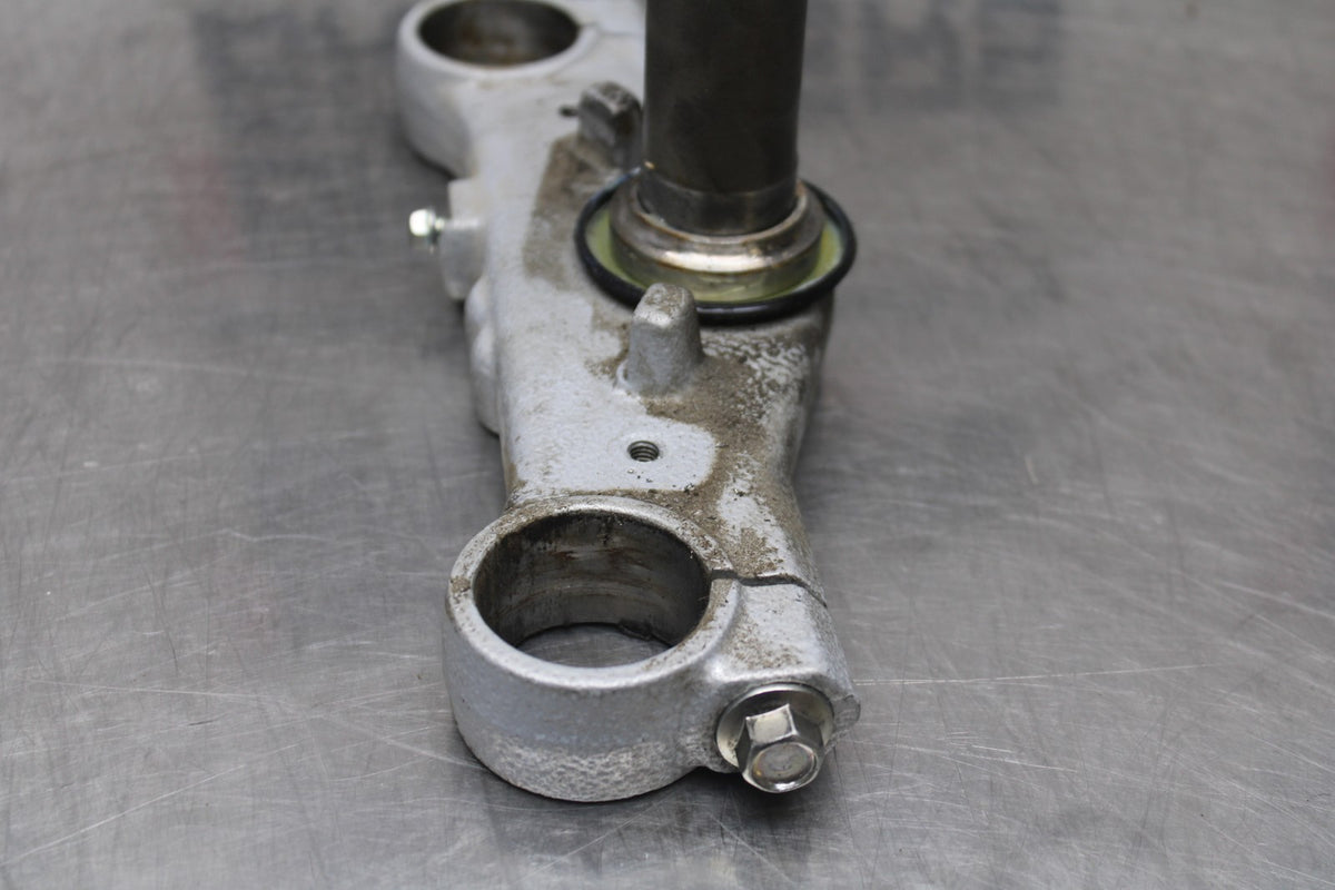 15 SUZUKI GW250F FRONT FORKS CLAMP LOWER TRIPLE TREE STEM BB789