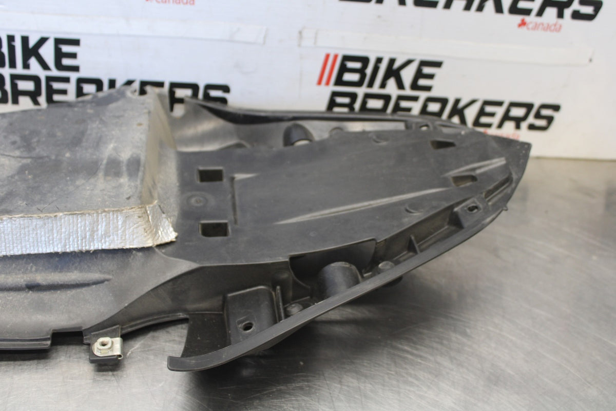 07-08 KAWASAKI NINJA ZX6R REAR BACK TAIL UNDERTAIL BATTERY TRAY PLASTIC BB937