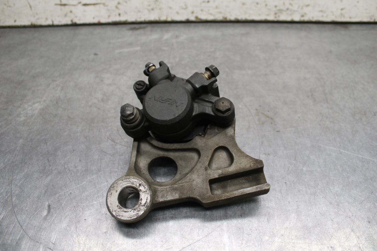 01-06 HONDA CBR600F4I REAR BACK BRAKE CALIPER W MOUNT BRACKET BB115
