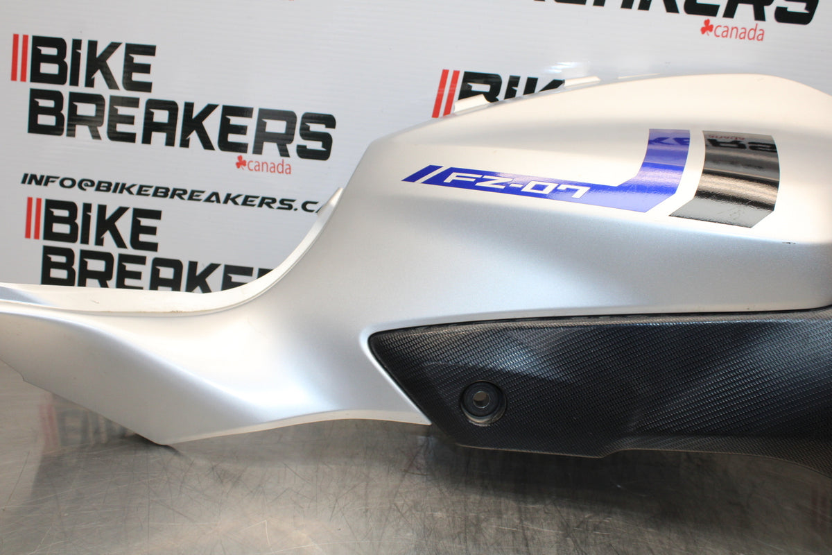 14-17 YAMAHA FZ07 RIGHT LOWER MID UPPER SIDE FAIRING COWL  BB162