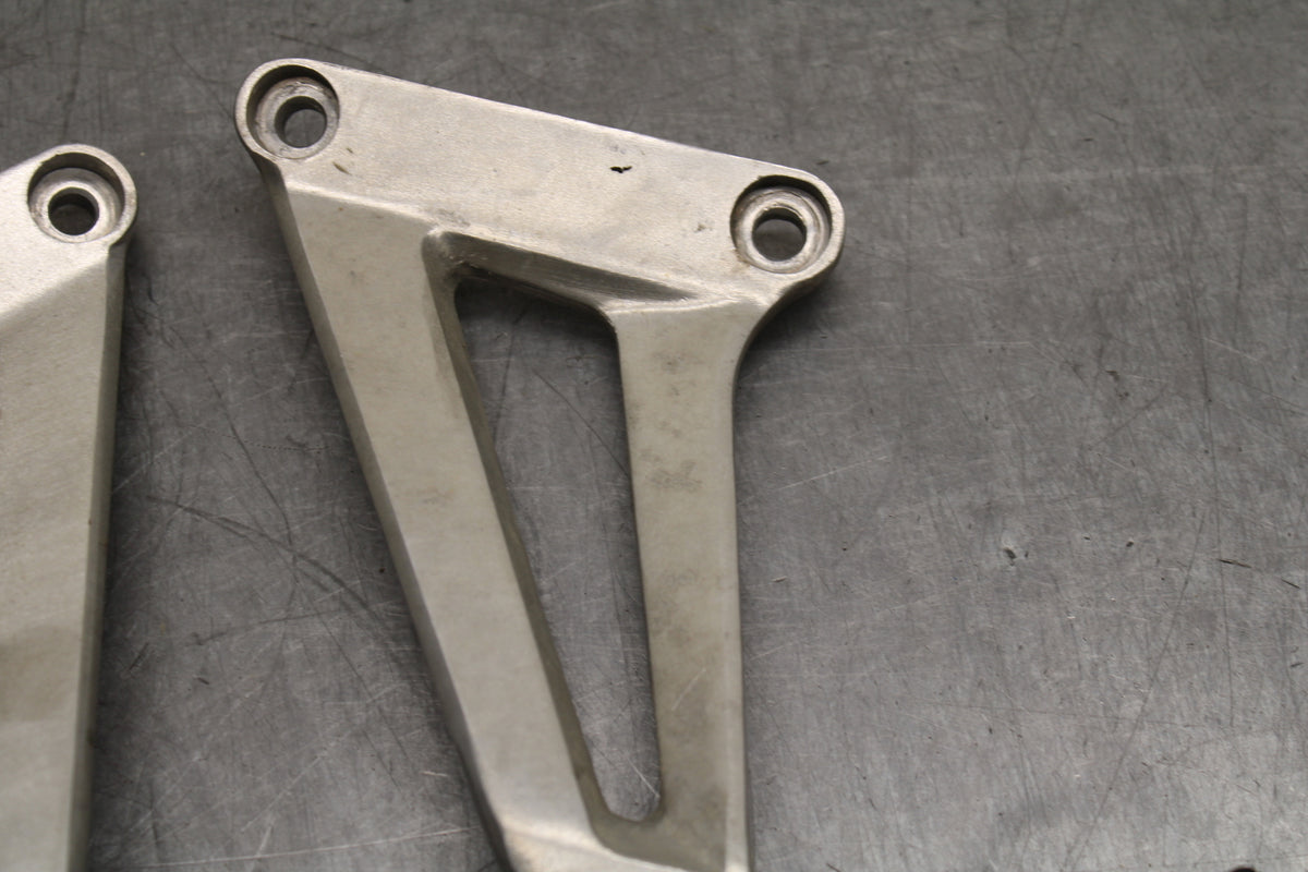 08 HONDA CBR125R REAR BACK PASSENGER PEG SET PAIR BB114
