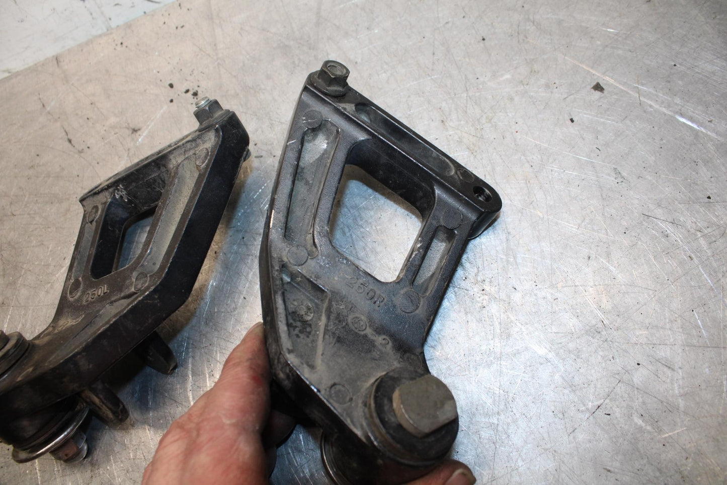 00-01 KAWASAKI ZZR600 REAR BACK PASSENGER PEG BRACKET SET PAIR BB31