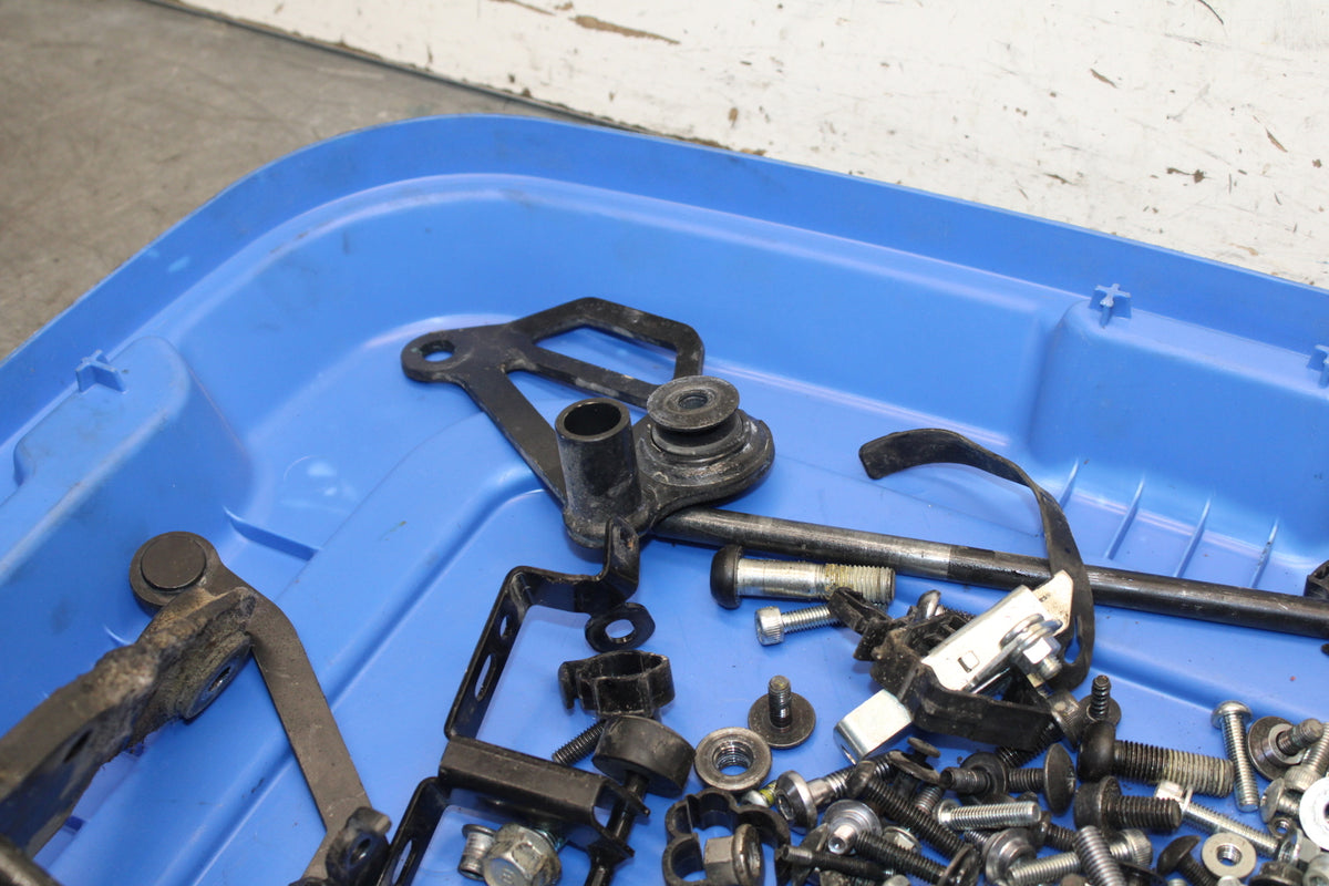 22-24 YAMAHA XSR900 MOUNTING BOLTS HARDWARE MOTOR SCREWS BB683