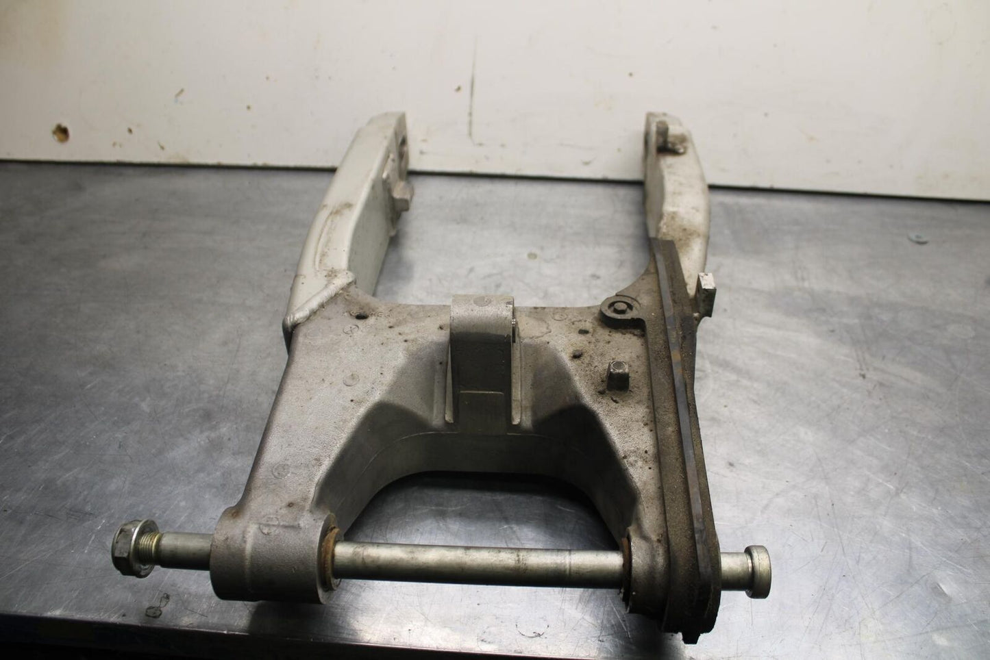 2004 Honda CBR600F4i REAR SWINGARM BACK SUSPENSION SWING ARM BB606