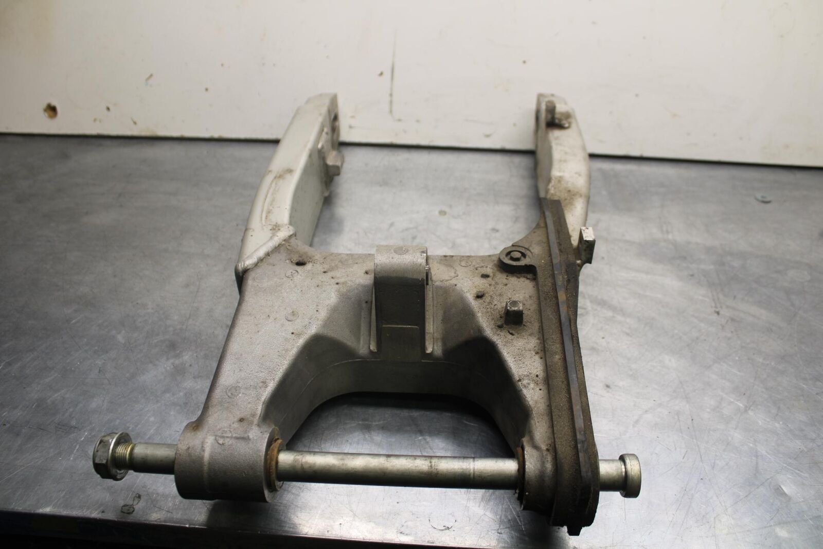 2004 Honda CBR600F4i REAR SWINGARM BACK SUSPENSION SWING ARM BB606