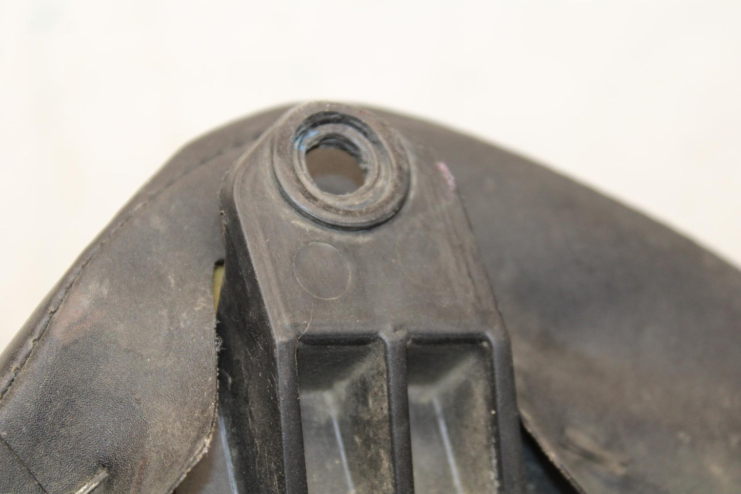 2007 Yamaha YZF R6 FRONT DRIVERS SEAT PAD SADDLE PILLION 2C0-24710-00-00 BB590