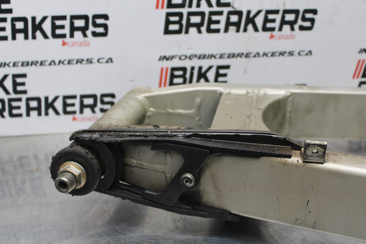 98 KAWASAKI NINJA ZX6 REAR SWINGARM BACK SUSPENSION SWING ARM BB870