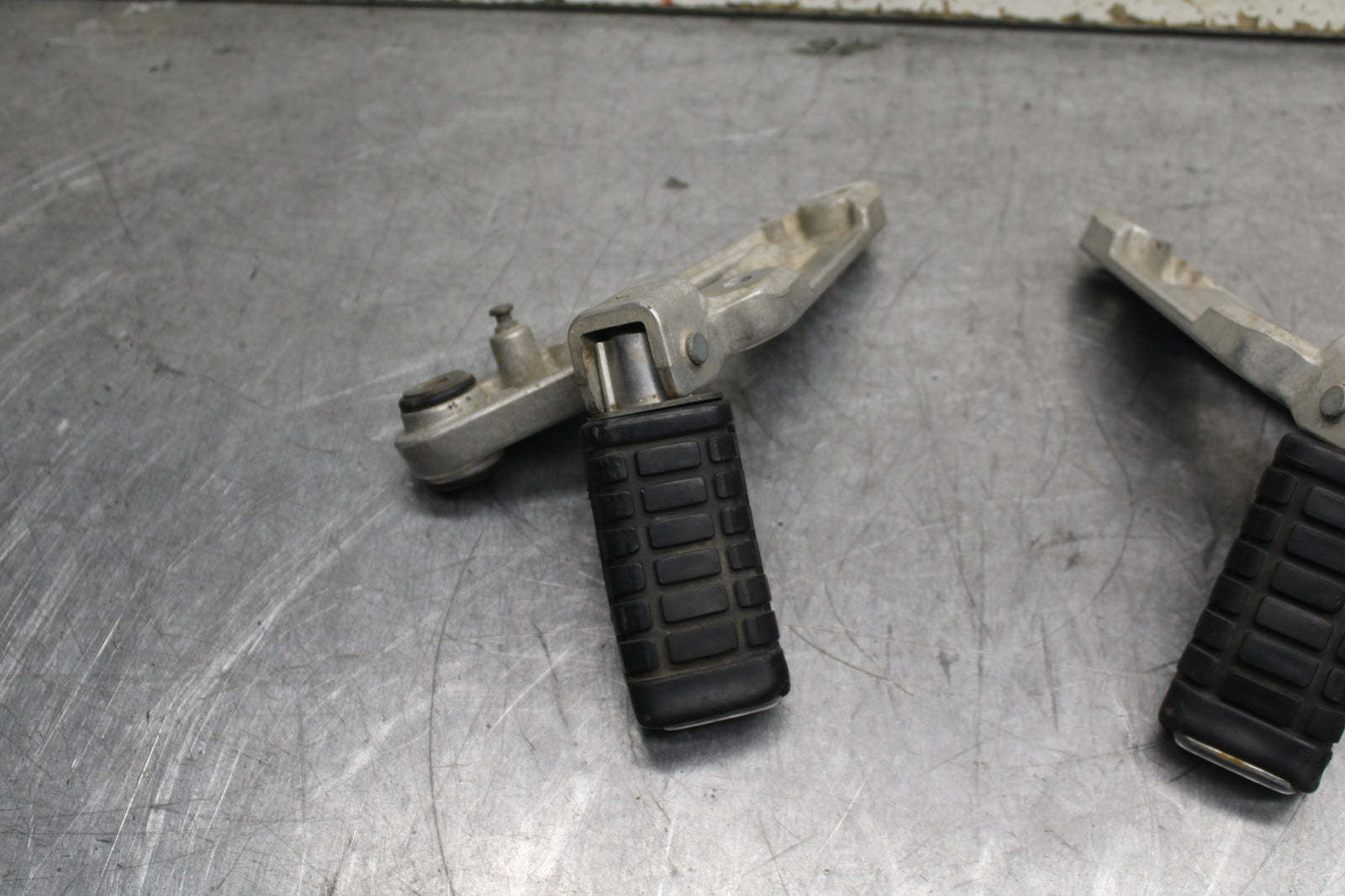 82-83 HONDA V45 MAGNA REAR PASSENGER FOOT STEP PEG BB107
