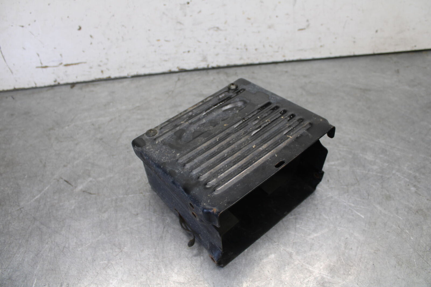 05-09 SUZUKI BOULEVARD C90 BATTERY TRAY BOX HOLDER BB692