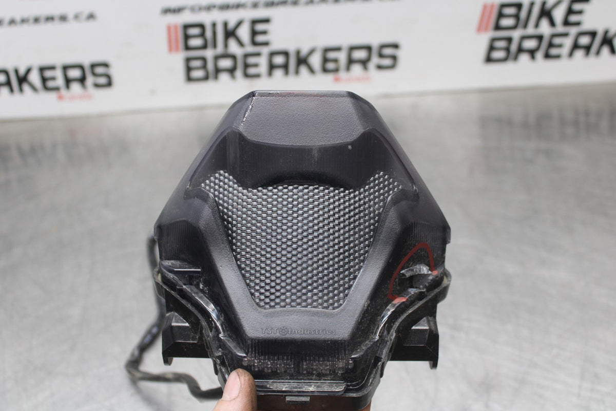 23 YAMAHA YZF R3 TST REAR TAIL TAILLIGHT BACK BRAKE LIGHT BB806